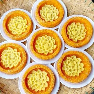Những đĩa xôi gấc được làm từ khuôn xôi hoa sen